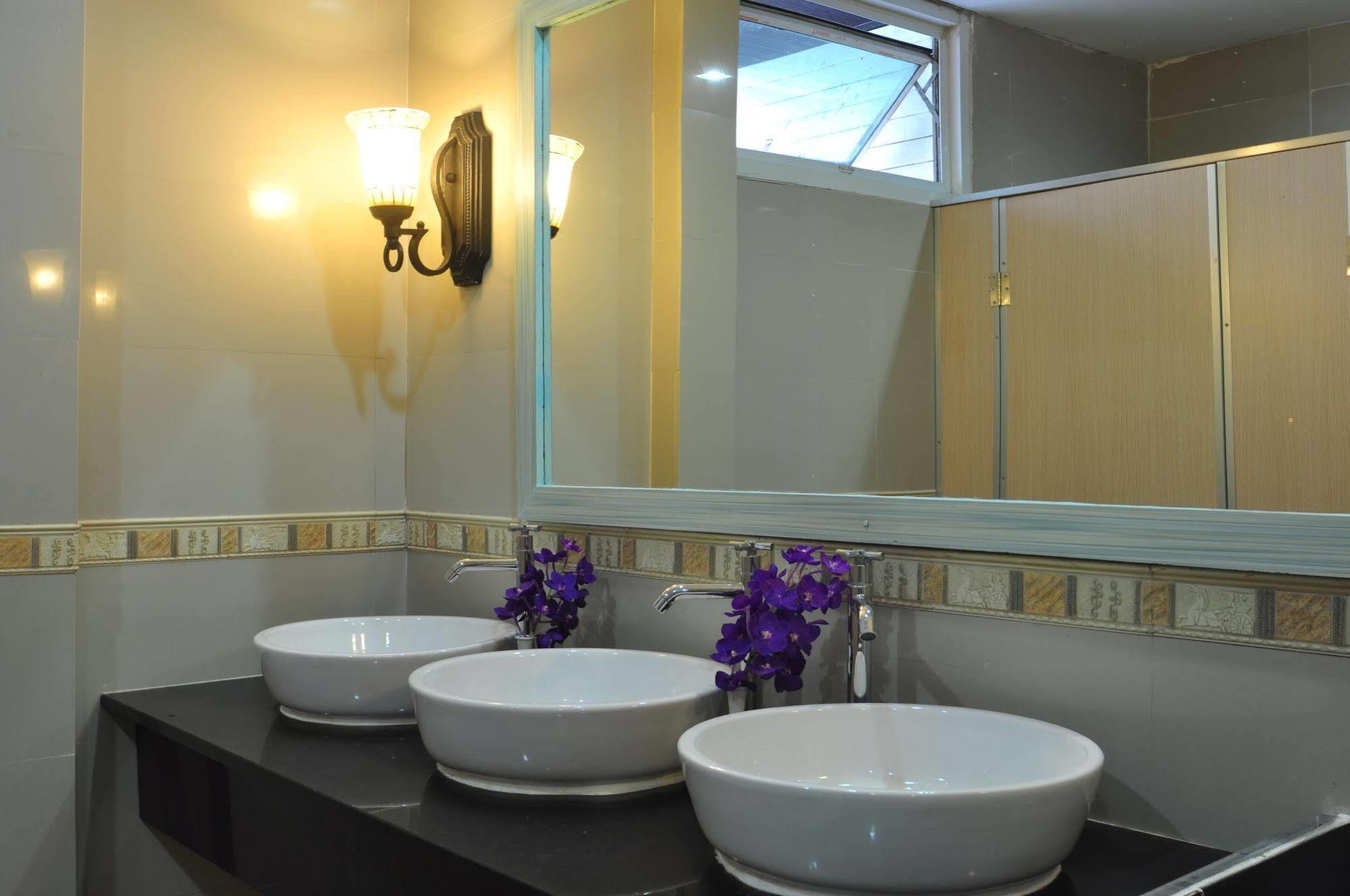 Orchid Hostel Bangkok Bagian luar foto